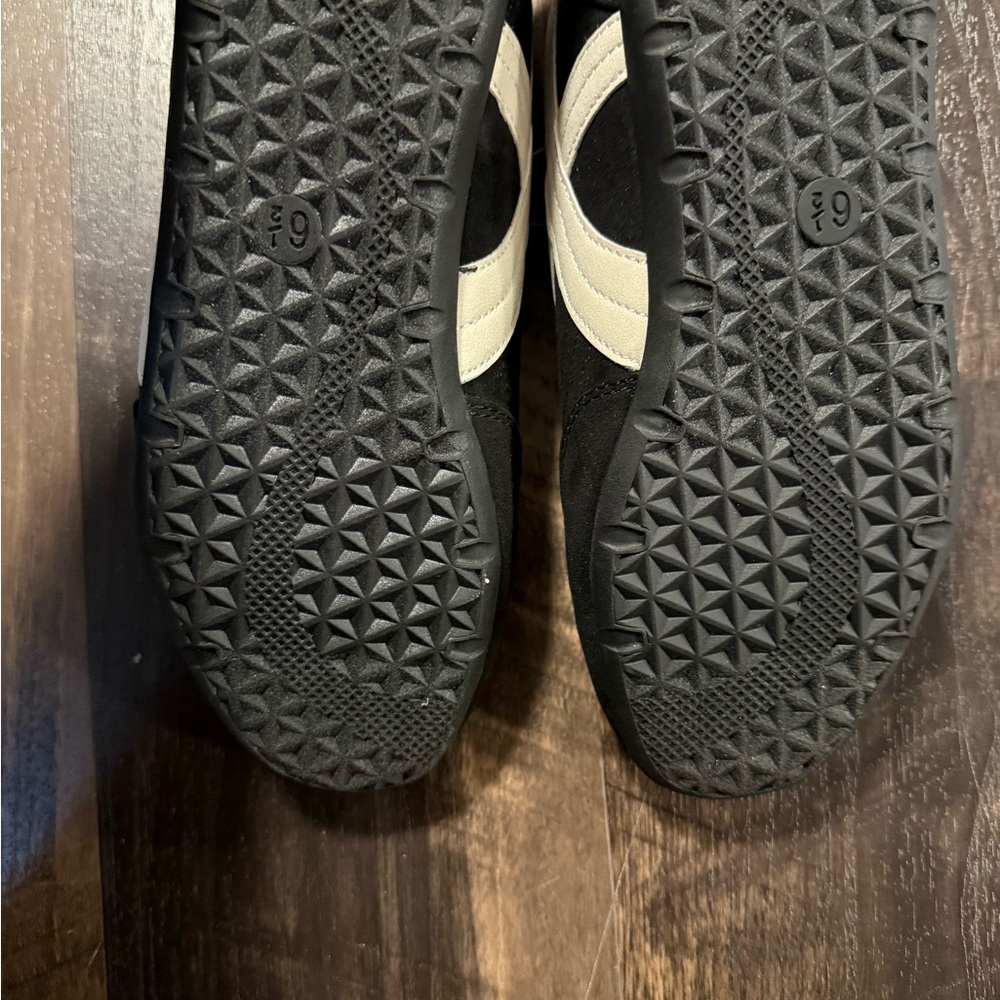 NWT Black and White Memory Foam Athletic Shoes - Picture 4 of 4